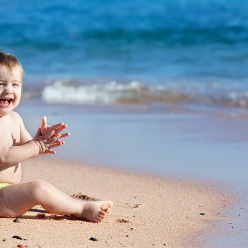 Nyaralás a babával – Mire figyeljünk oda, ha kisgyermeket viszünk a vízbe?